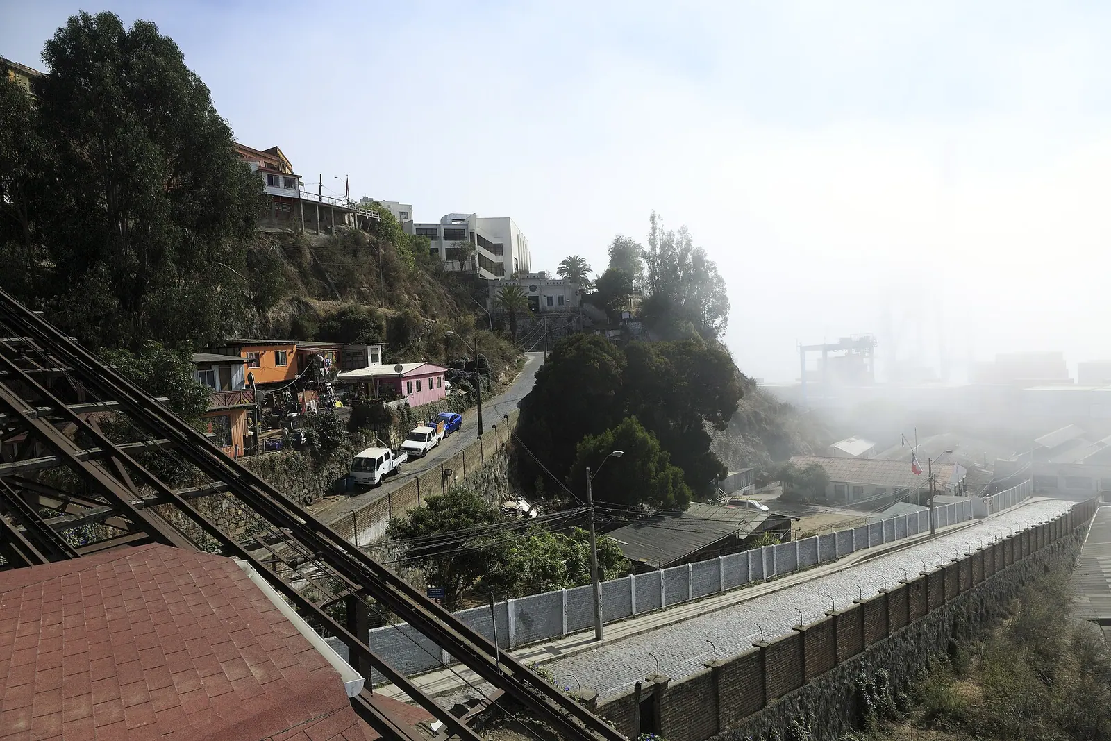 Ascensor Villaseca entre la niebla costera de Valparaíso