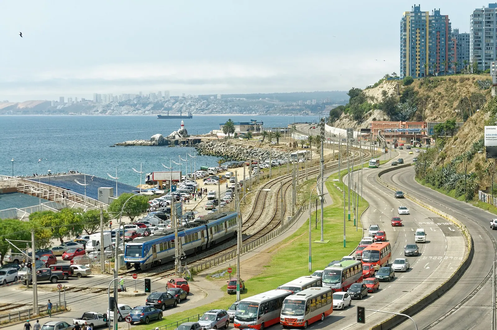 Caleta Portales y la línea del tren junto al mar