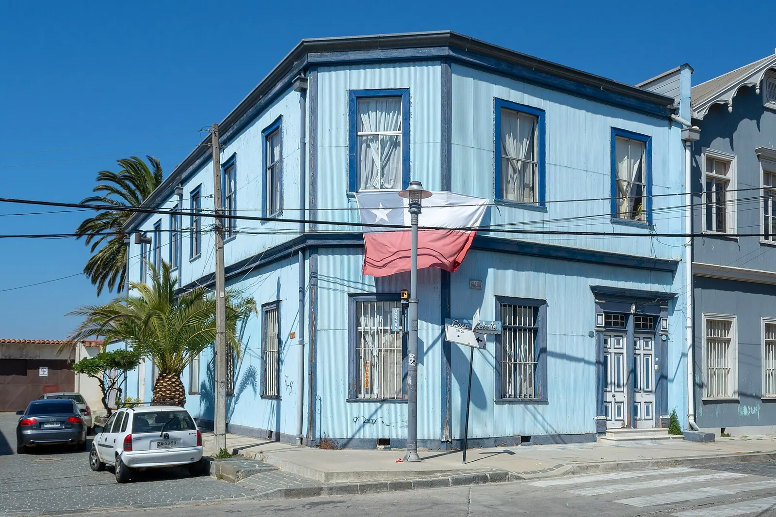 Casona celeste con bandera chilena en el Cerro Alegre