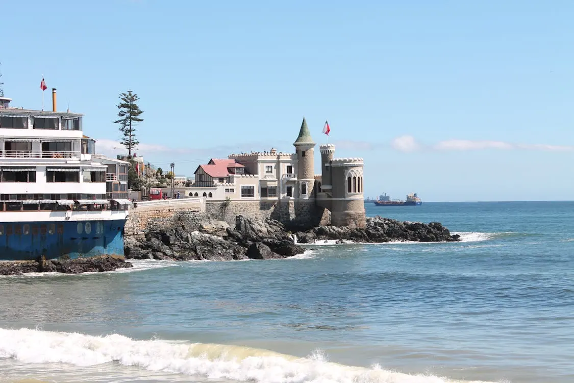 Castillo Wolf sobre las rocas de la costa de Viña del Mar