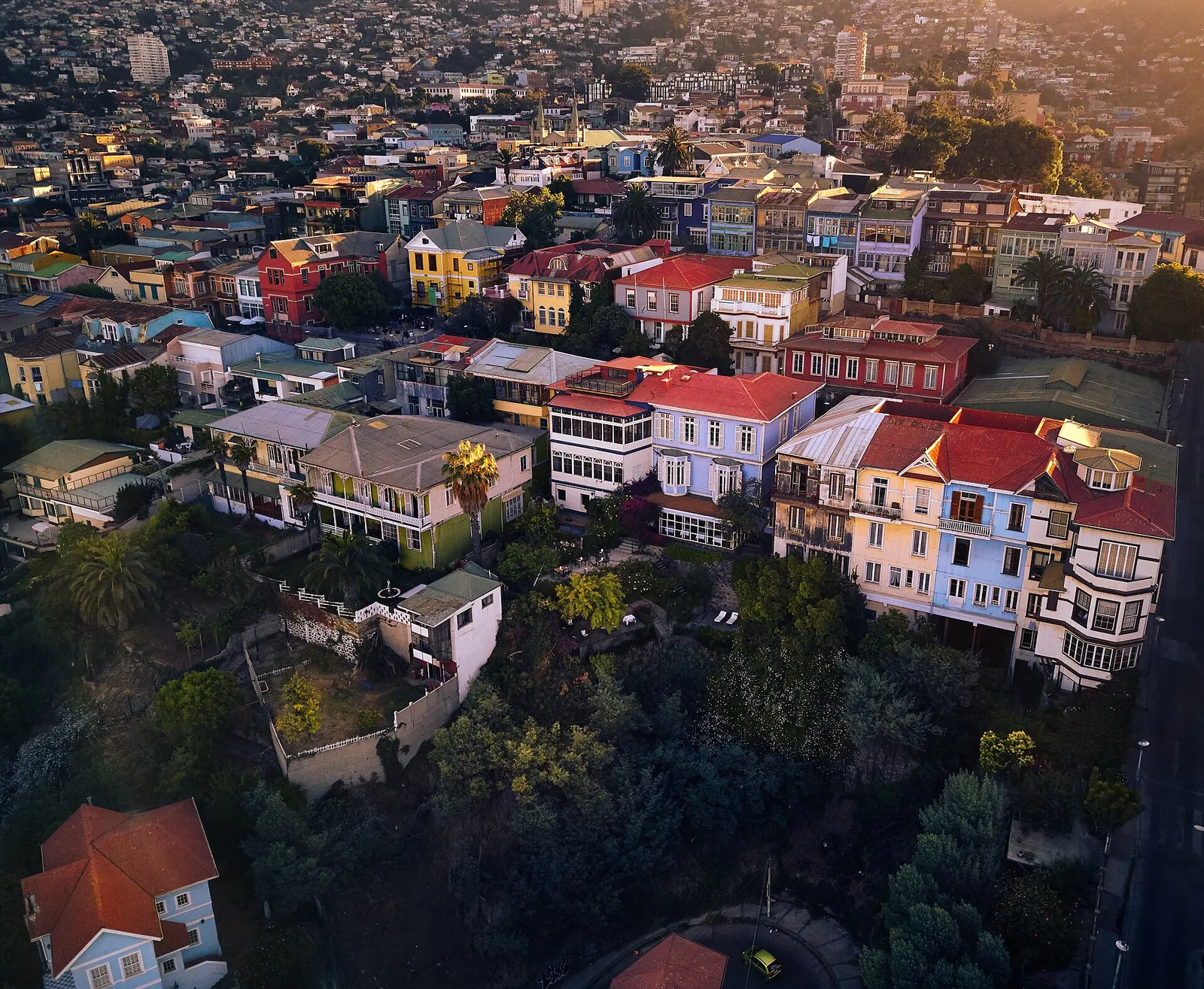 Casas de colores del Cerro Alegre al atardecer