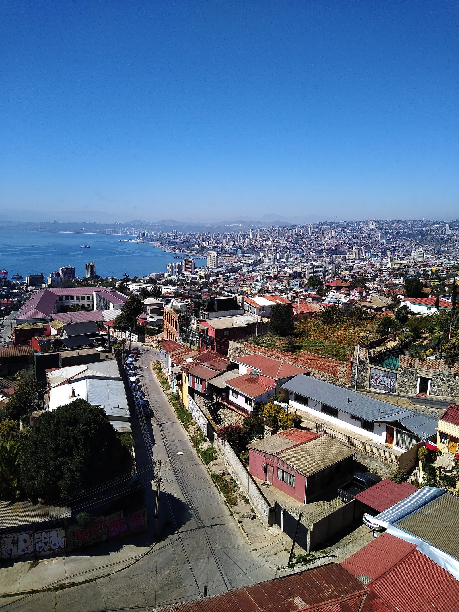 Valparaíso visto desde el Cerro Alegre, con la bahía al fondo