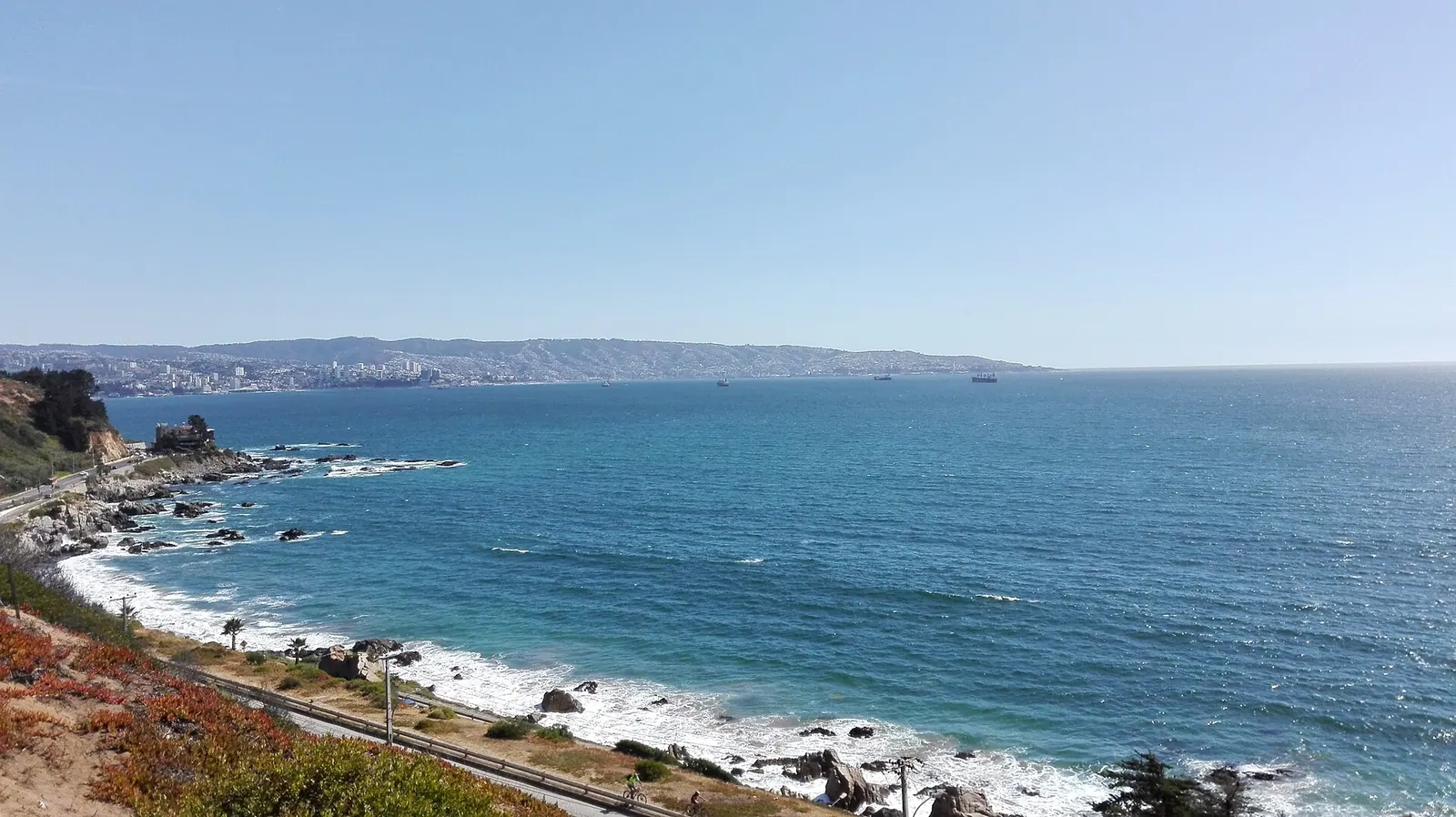 Borde costero rocoso con la bahía de Valparaíso a lo lejos