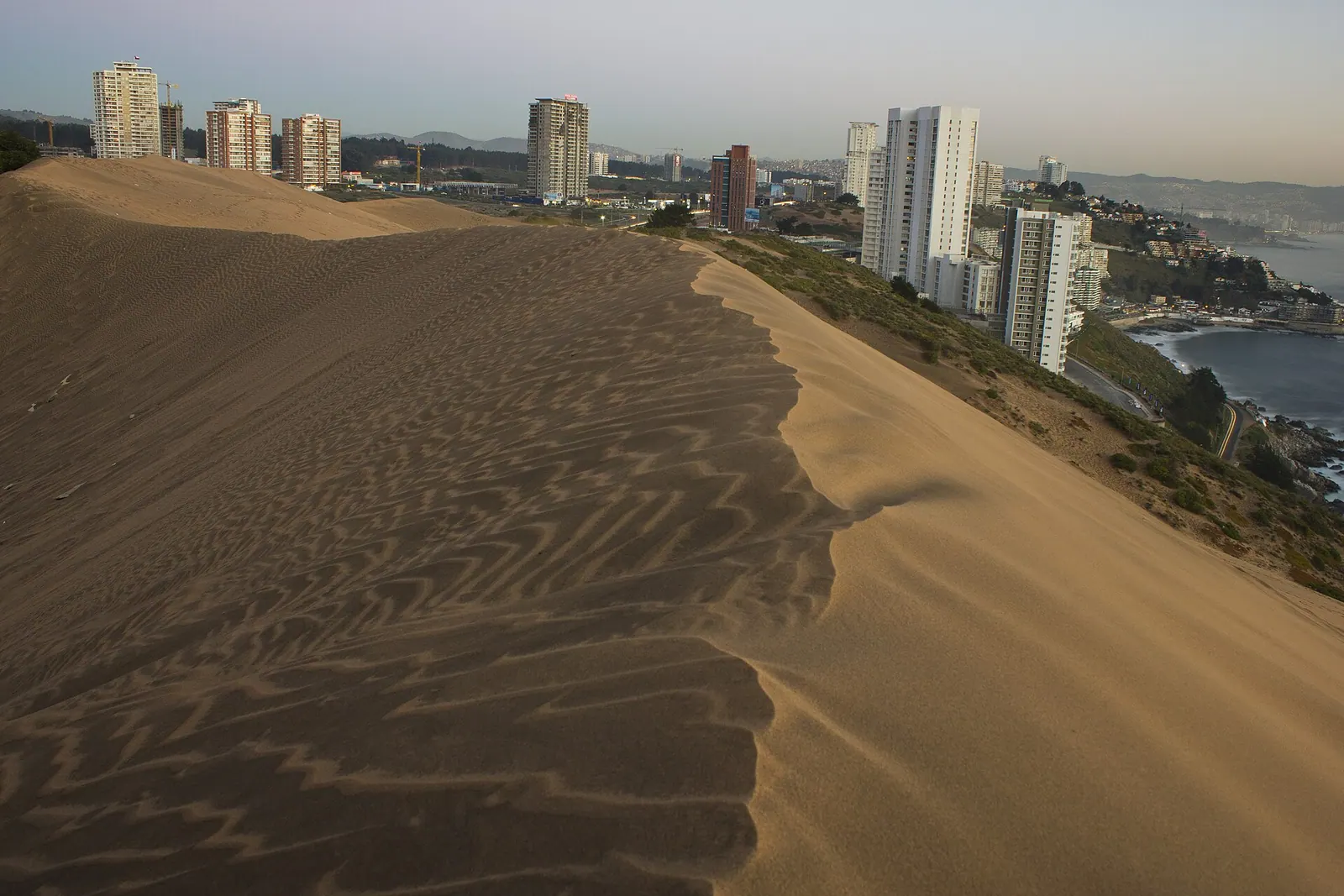 Dunas de Concón frente a los edificios de Reñaca