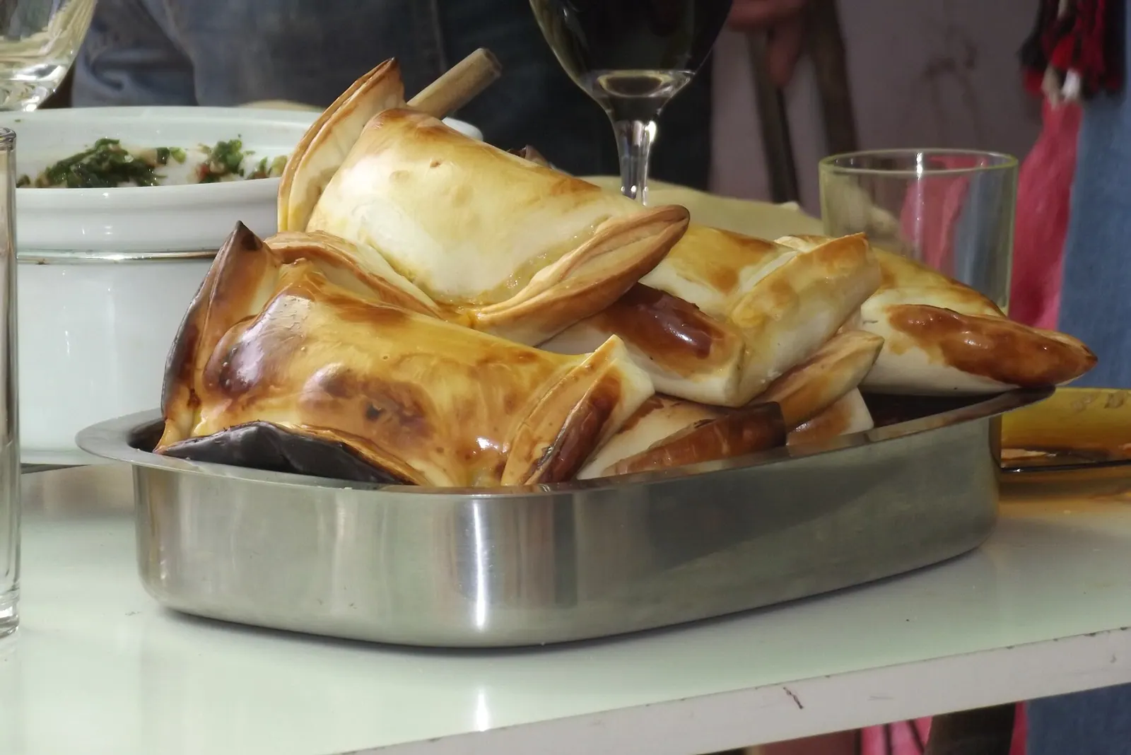 Empanadas de pino recién horneadas