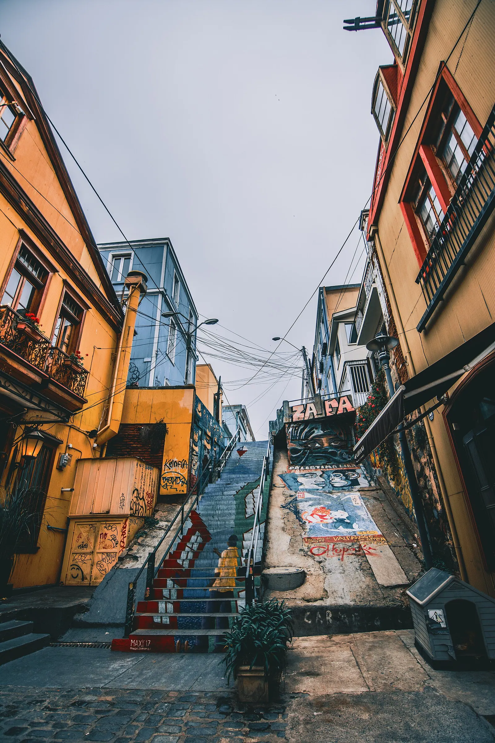 Escalera entre casas de colores en Valparaíso