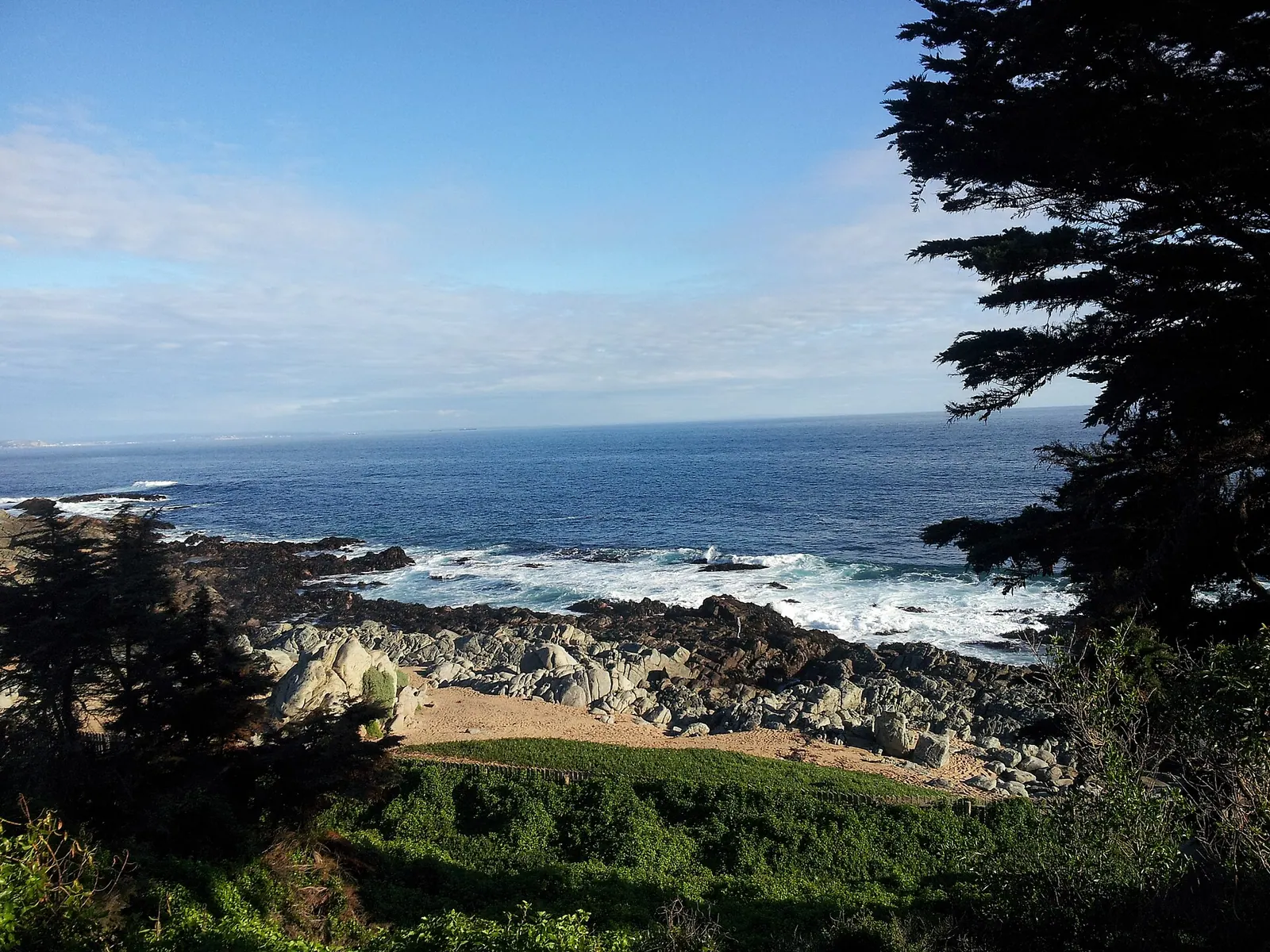 Costa de Isla Negra con rocas y mar abierto