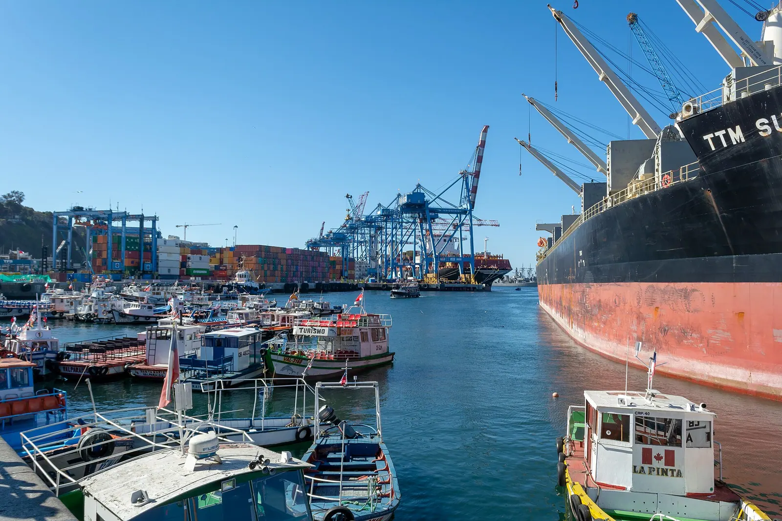 Puerto de Valparaíso con barcos y grúas