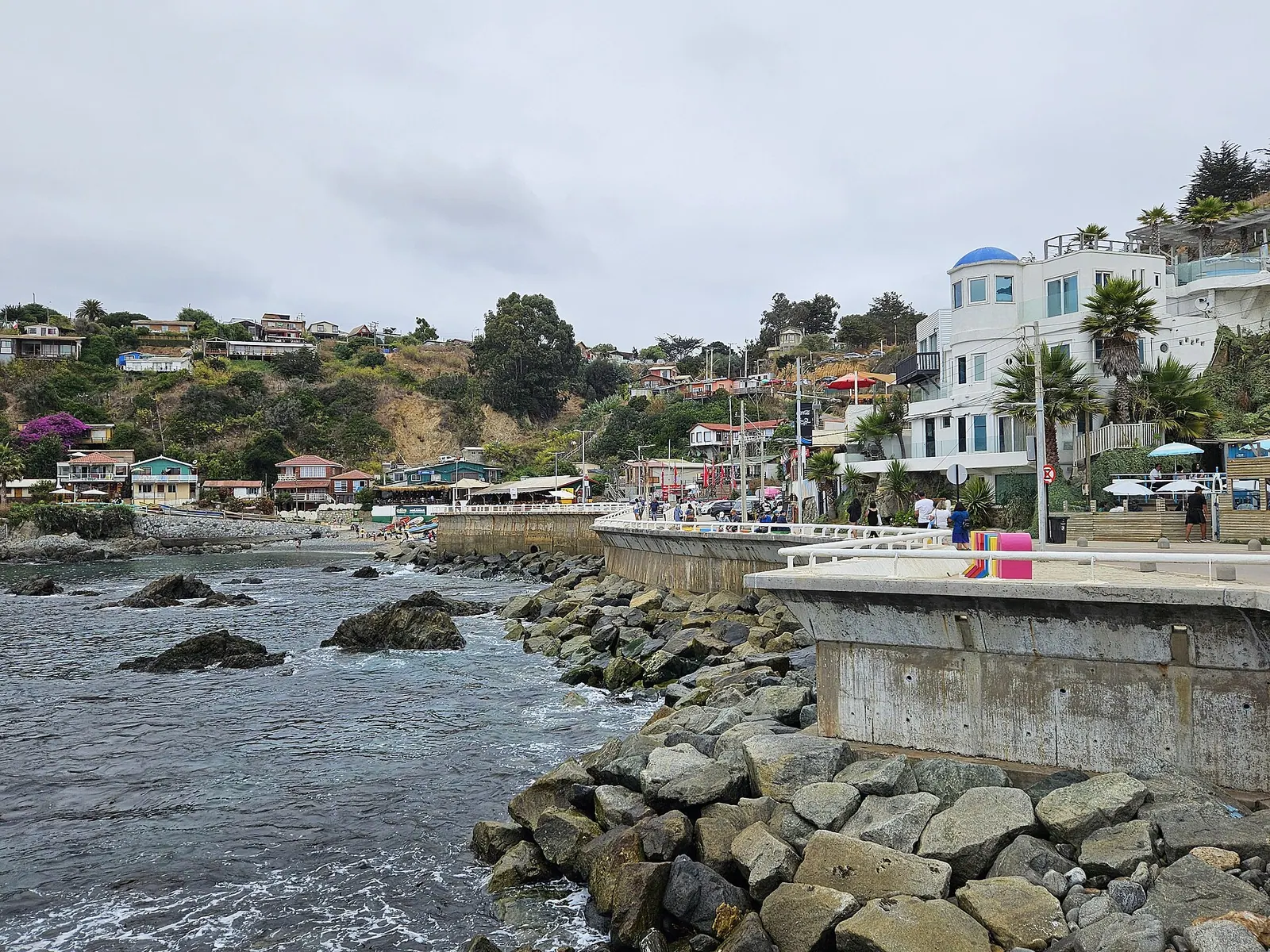 Caleta de Quintay con casas sobre la costa