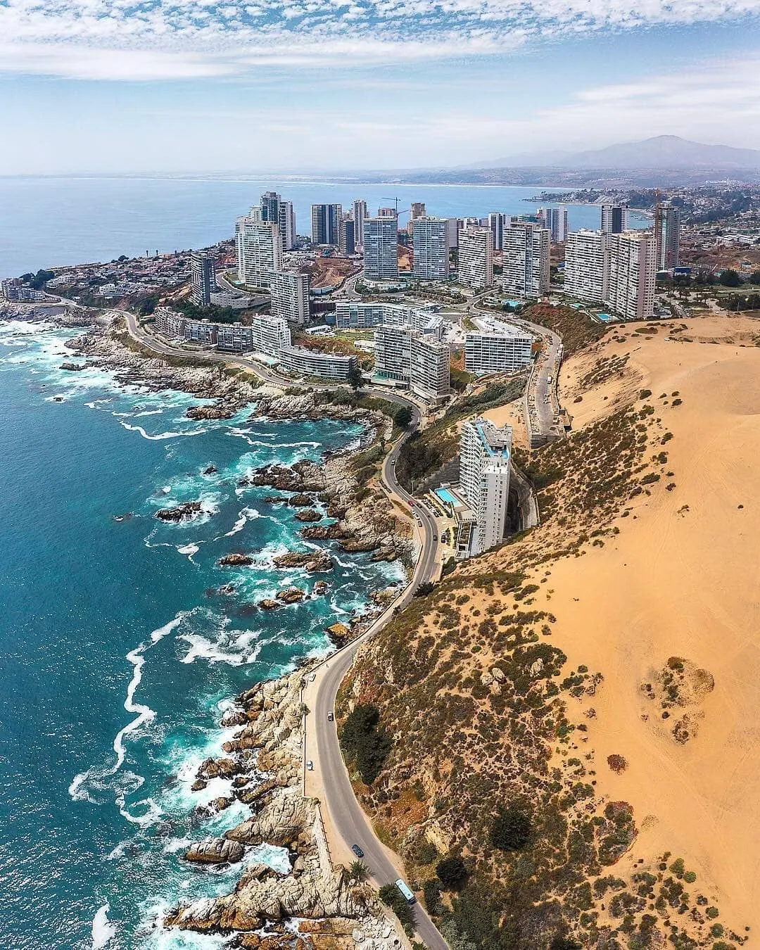 Vista aérea de la costa de Reñaca y Concón, con el camino entre el mar y las dunas